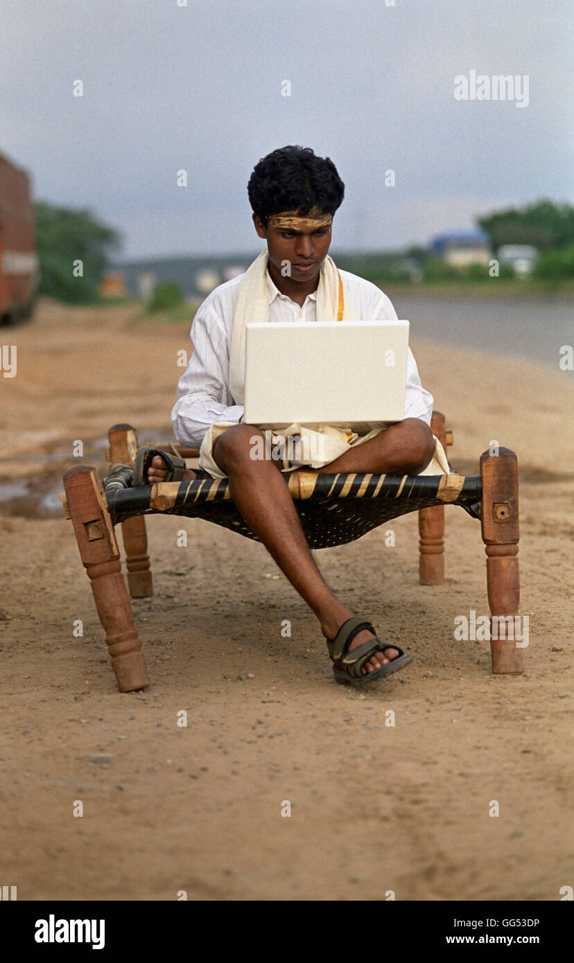 Ländliche Mann mit einem laptop Stockfoto
