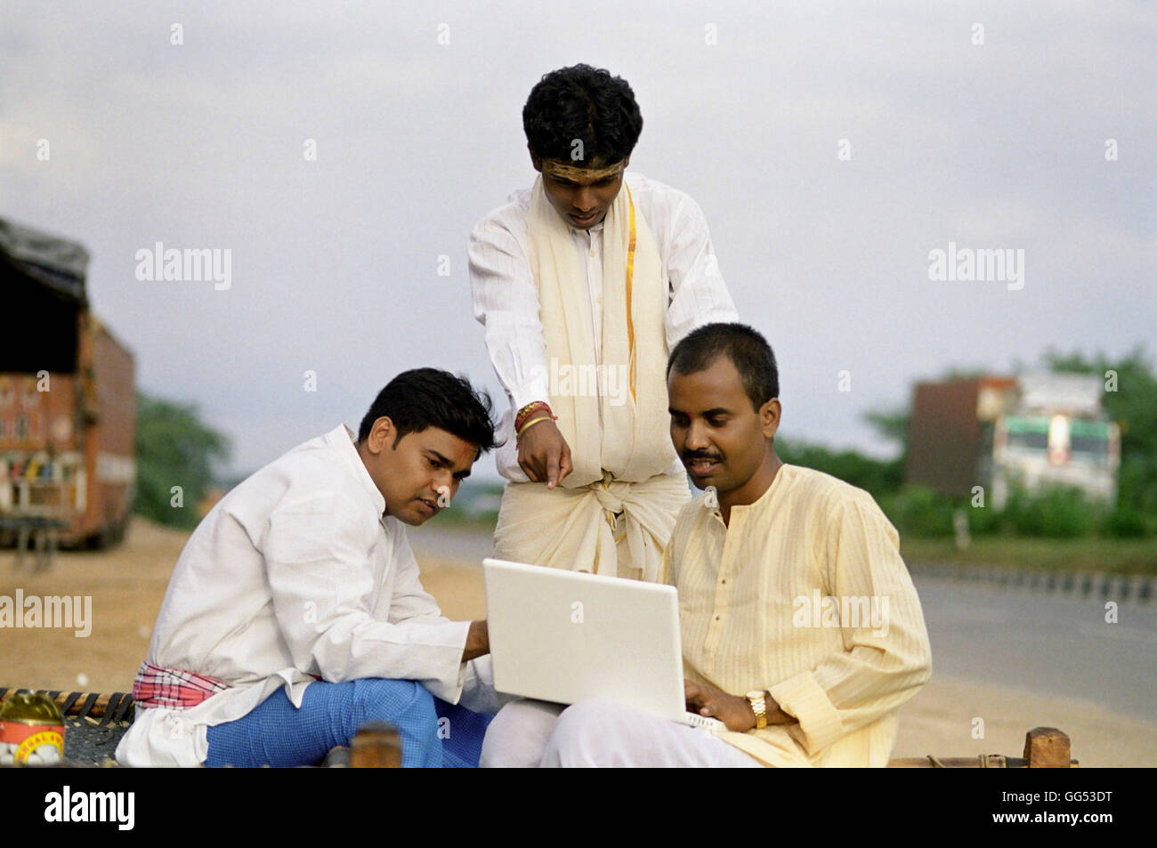 Ländlichen Männer mit einem laptop Stockfoto