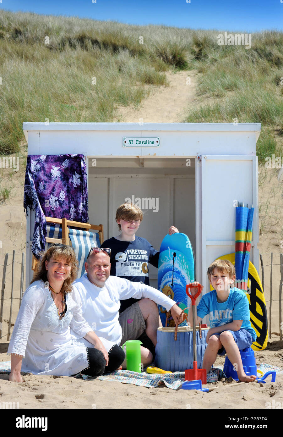 Eine Familie bei ihrer Woolacombe Strandhütte in North Devon UK Stockfoto