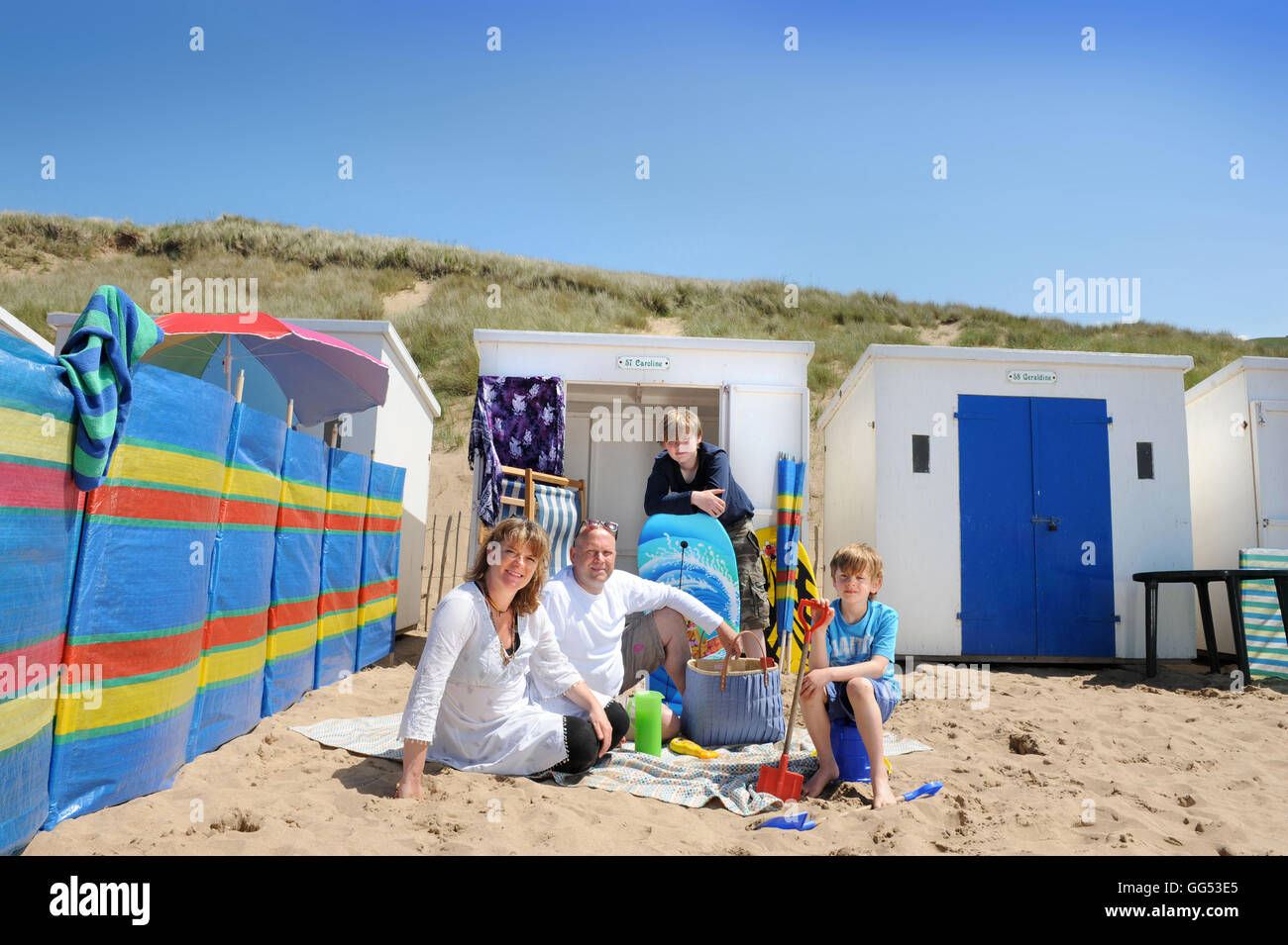 Eine Familie bei ihrer Woolacombe Strandhütte in North Devon UK Stockfoto