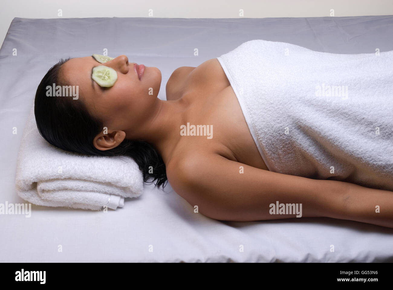 Frau liegend in einem spa Stockfoto