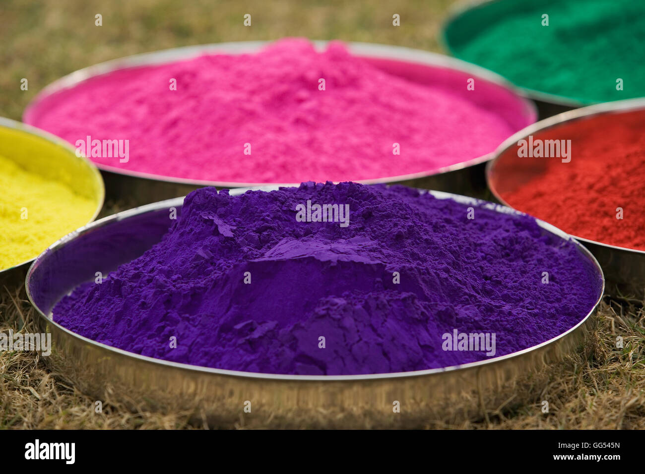 Schalen mit verschiedenen farbige gulal Stockfoto