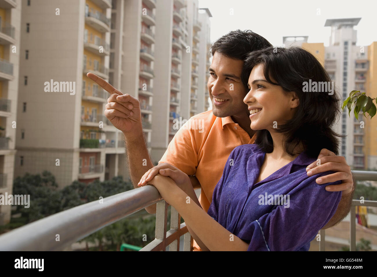 Paar steht auf einem Balkon Stockfoto