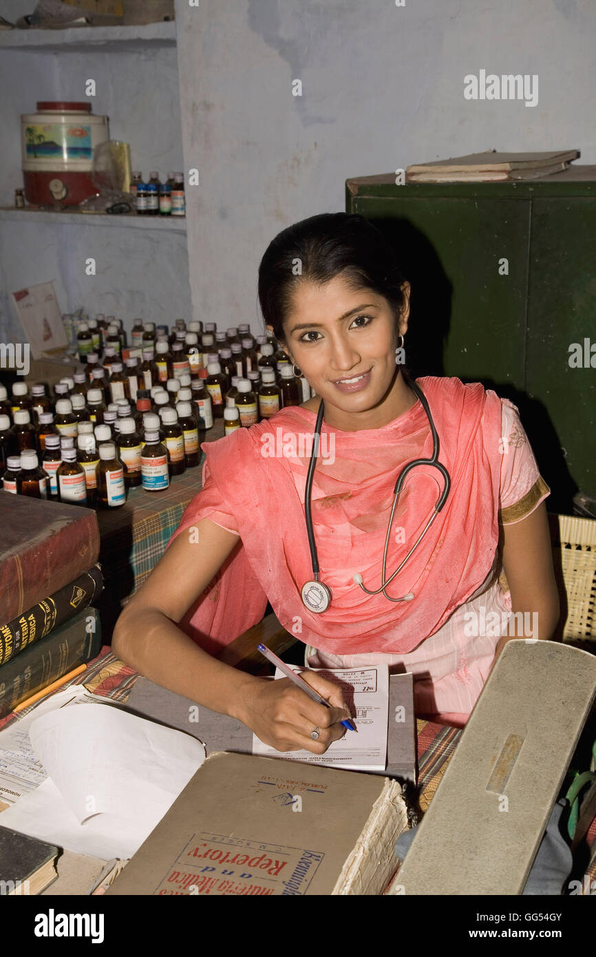 Ein Arzt im öffentlichen Gesundheitszentrum Stockfoto