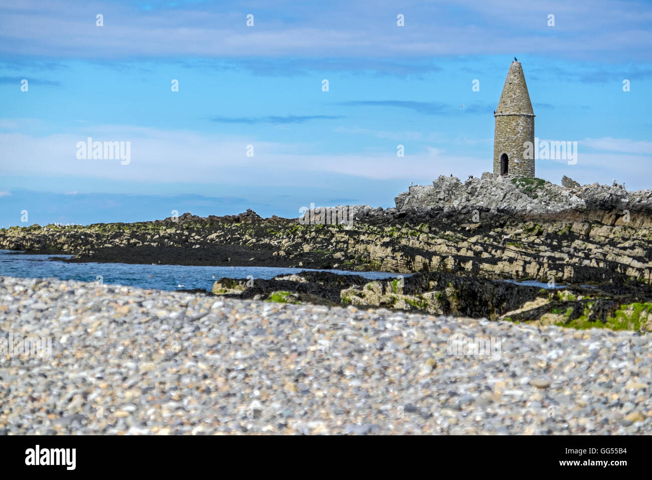 Ynys Dulas, einer kleinen felsigen Insel vor der Ost Küste von Anglesey, Nordwales.  Die Struktur wurde als Unterschlupf für Segler gebaut. Stockfoto