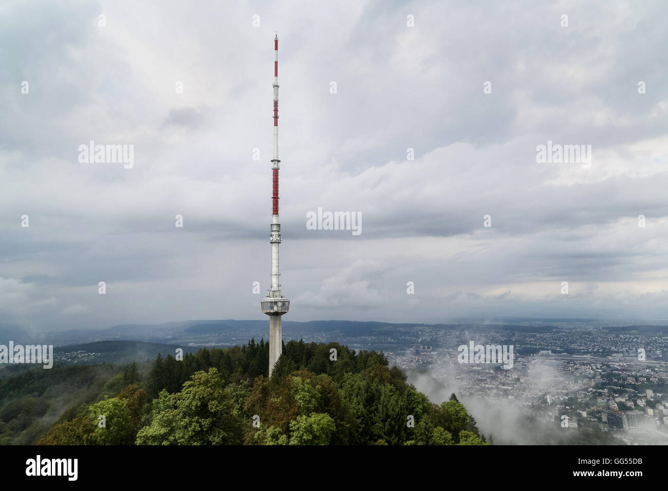 Die Uetilberg Fernsehturm thront oben auf Üetliberg bei Zürich in der Schweiz. Stockfoto