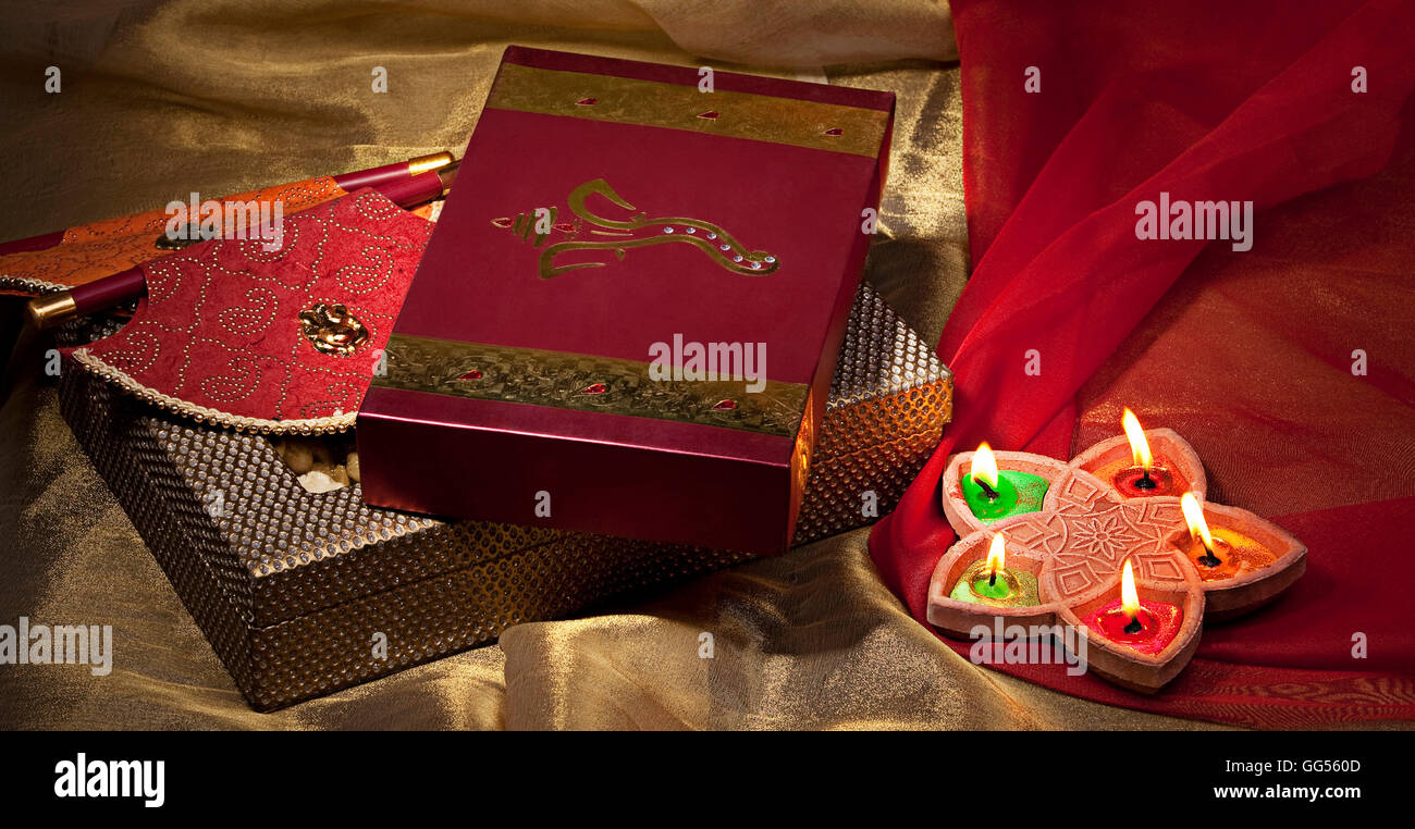 Diwali Geschenke und diyas Stockfoto
