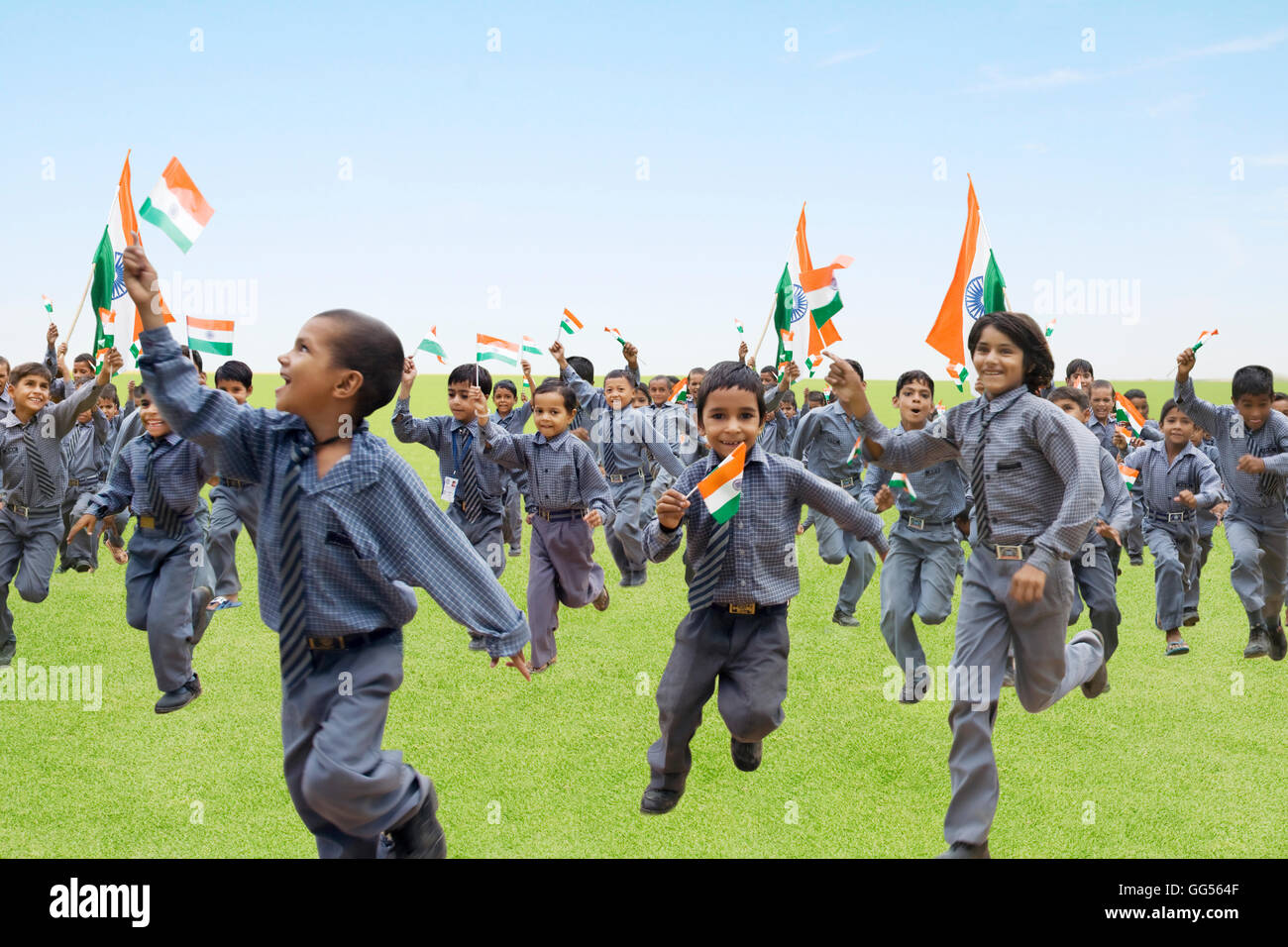 Schule Jungs laufen mit der indischen Flagge Stockfoto