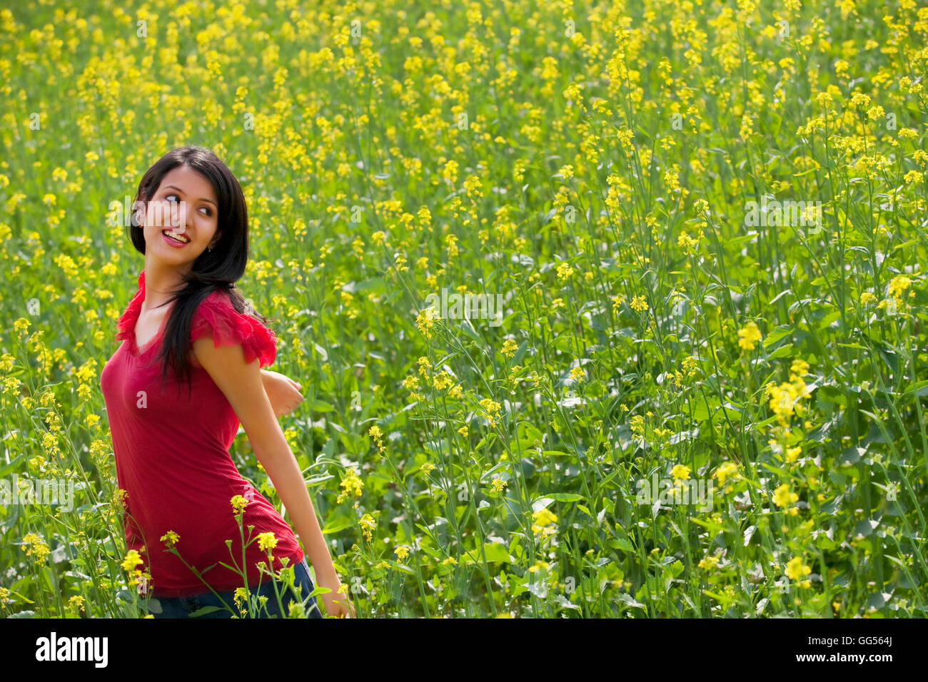 Junge Frau in einem Feld Stockfoto