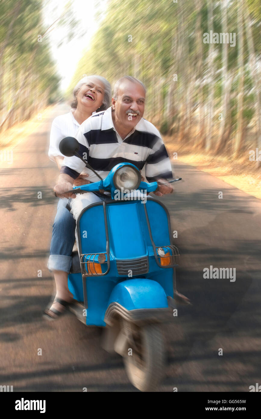 Altes Ehepaar auf einem Roller Stockfoto