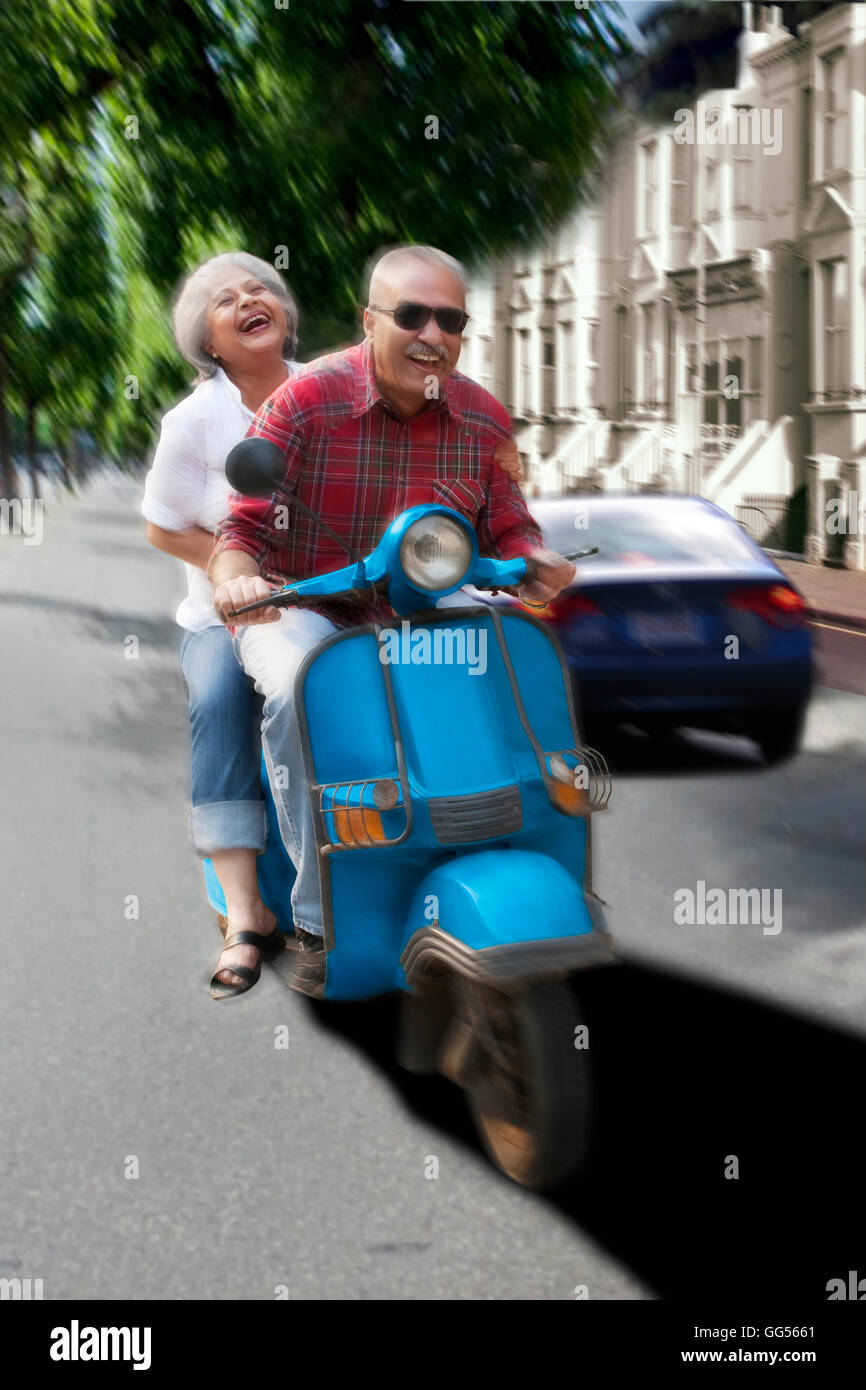 Altes Ehepaar auf einem Roller Stockfoto