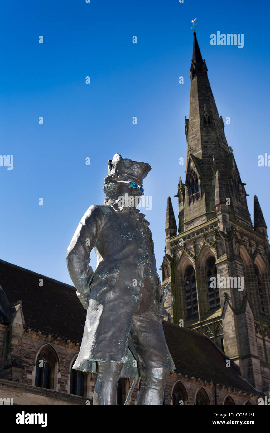Großbritannien, England, Staffordshire, Lichfield, Marktplatz, James Boswell Statue tragen Sonnenbrillen und Spire Old St. Mary Church Stockfoto