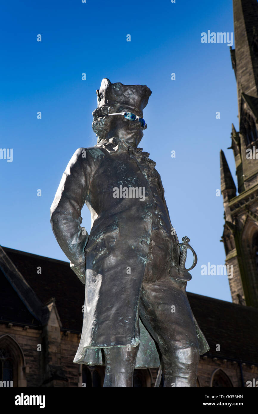 Großbritannien, England, Staffordshire, Lichfield, Marktplatz, James Boswell Statue mit Sonnenbrille Stockfoto