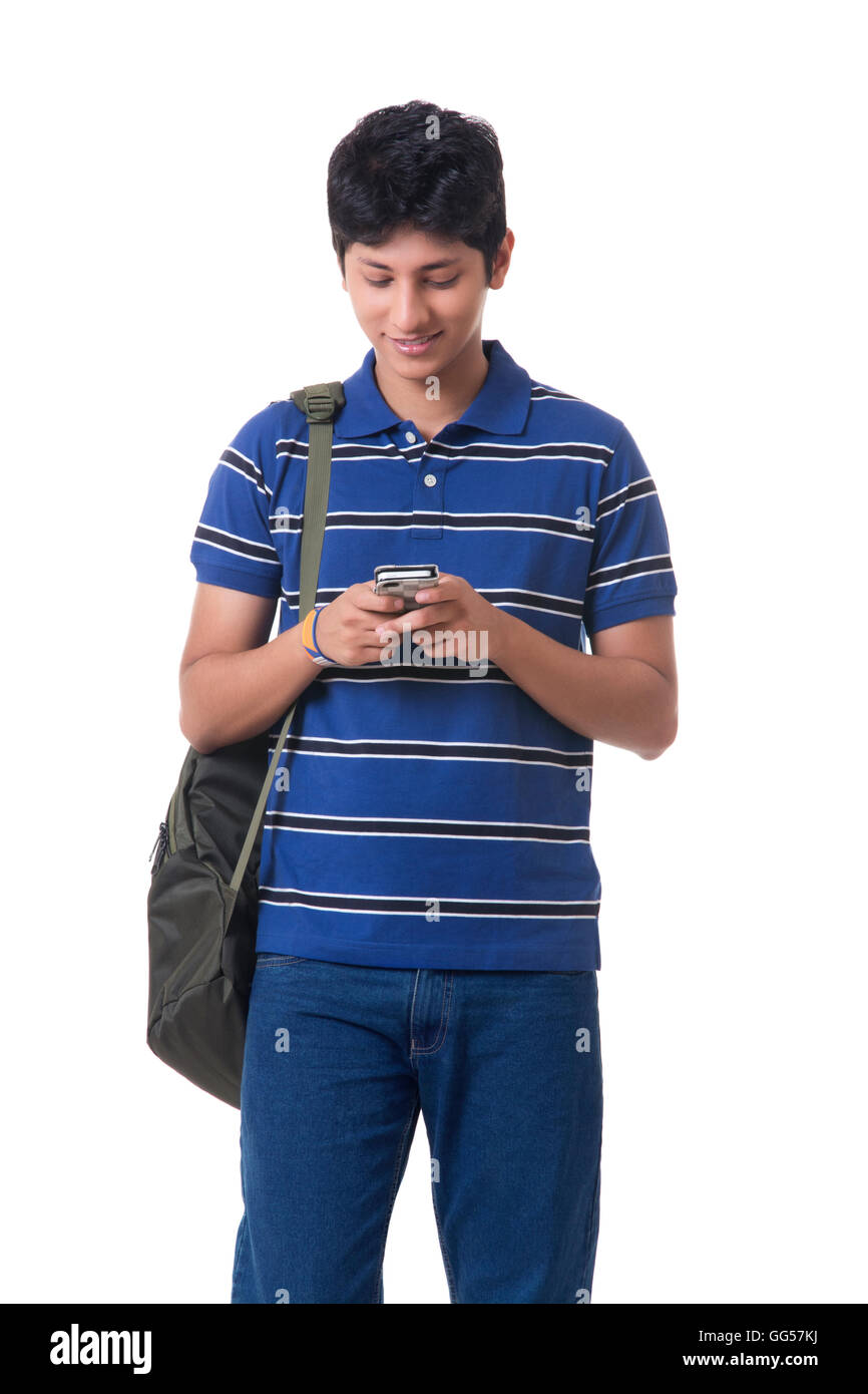 Gut aussehend männlichen Studenten von SMS-Nachrichten auf dem Handy auf weißem Hintergrund Stockfoto