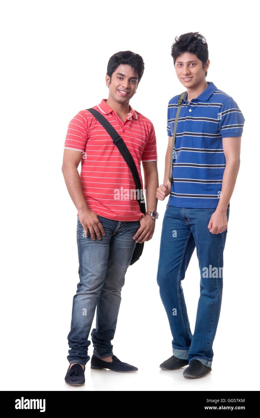 In voller Länge Portrait von zuversichtlich männlichen Studenten vor weißem Hintergrund Stockfoto