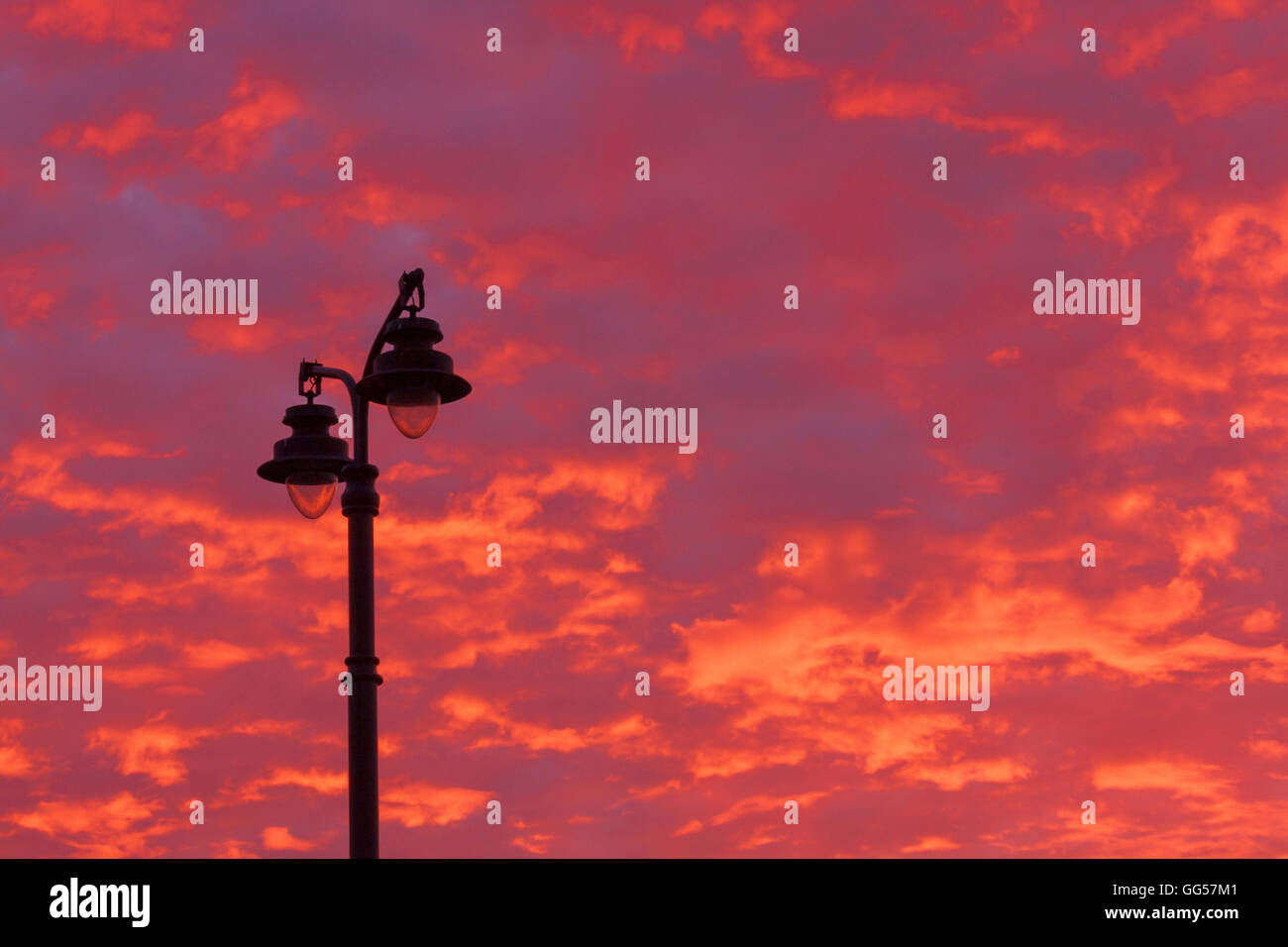 Blick auf Laterne über Sonnenuntergang Himmel Stockfoto