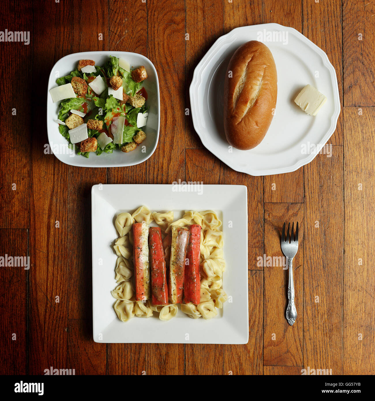 Krabben Tortellini Parmesan Salat Französisch Roll Butter Holz Hintergrund Food Fotografie Dinner-Restaurant Stockfoto