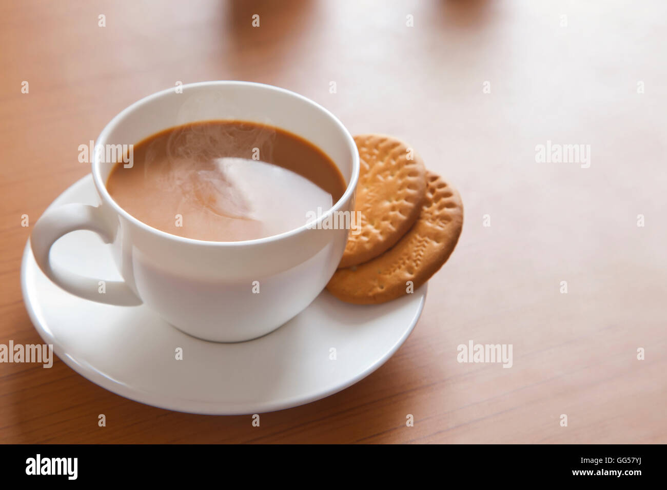 Nahaufnahme von heißen Tee und Kekse auf Tisch Stockfoto