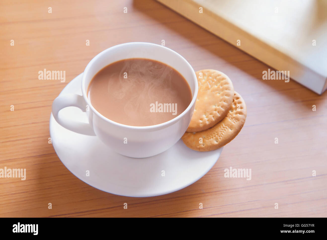 Nahaufnahme von Keksen und heißem Tee auf Tisch Stockfoto