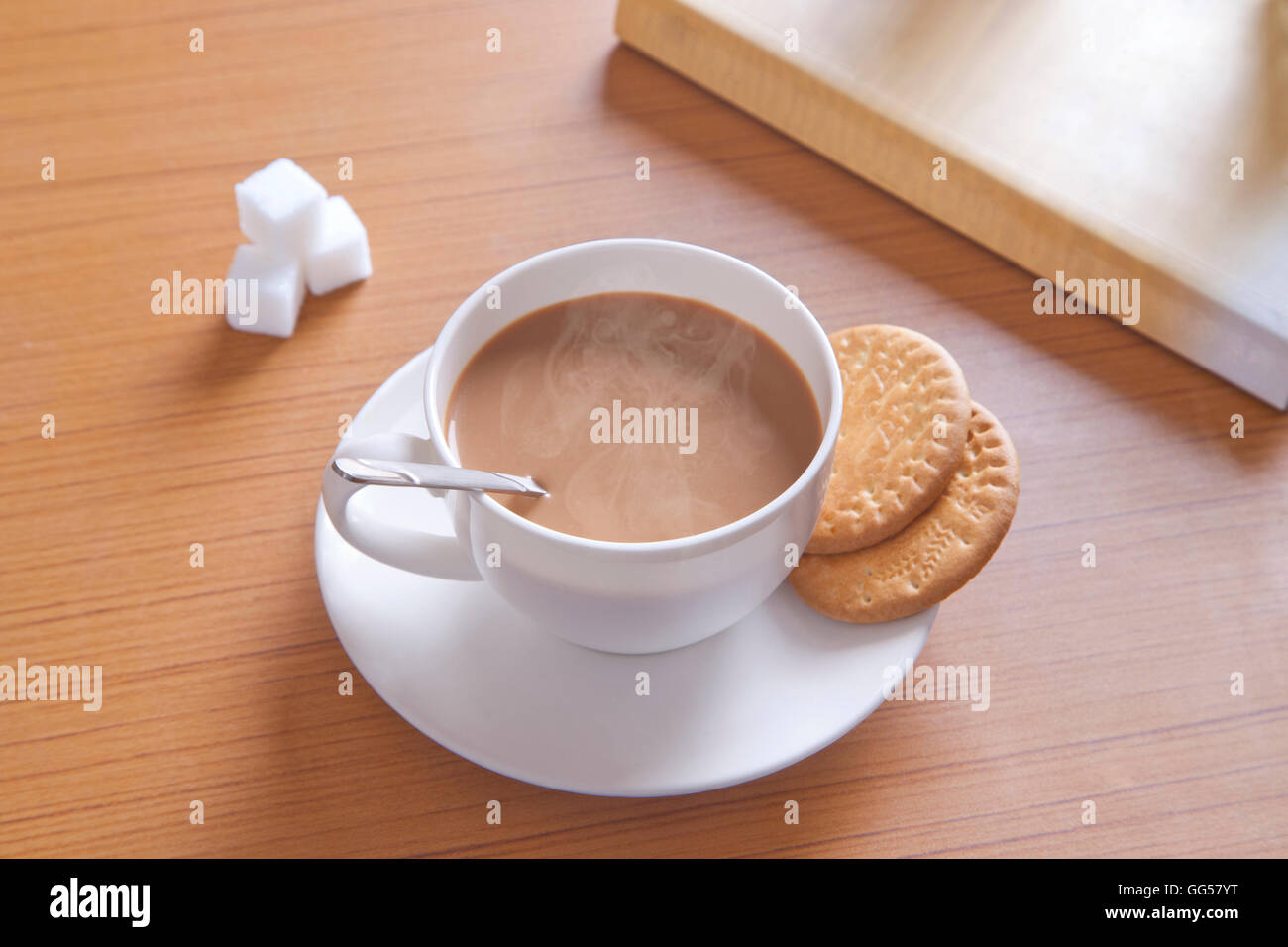 Nahaufnahme von heißen Tee, Kekse und Zucker Würfel auf Tisch Stockfoto