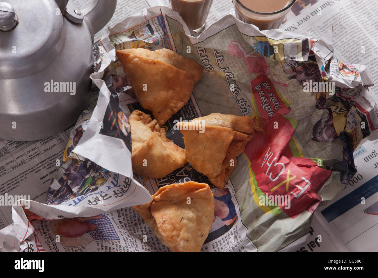 Direkt über die Aufnahme von frischem Samosas und Teekessel auf Tisch Stockfoto