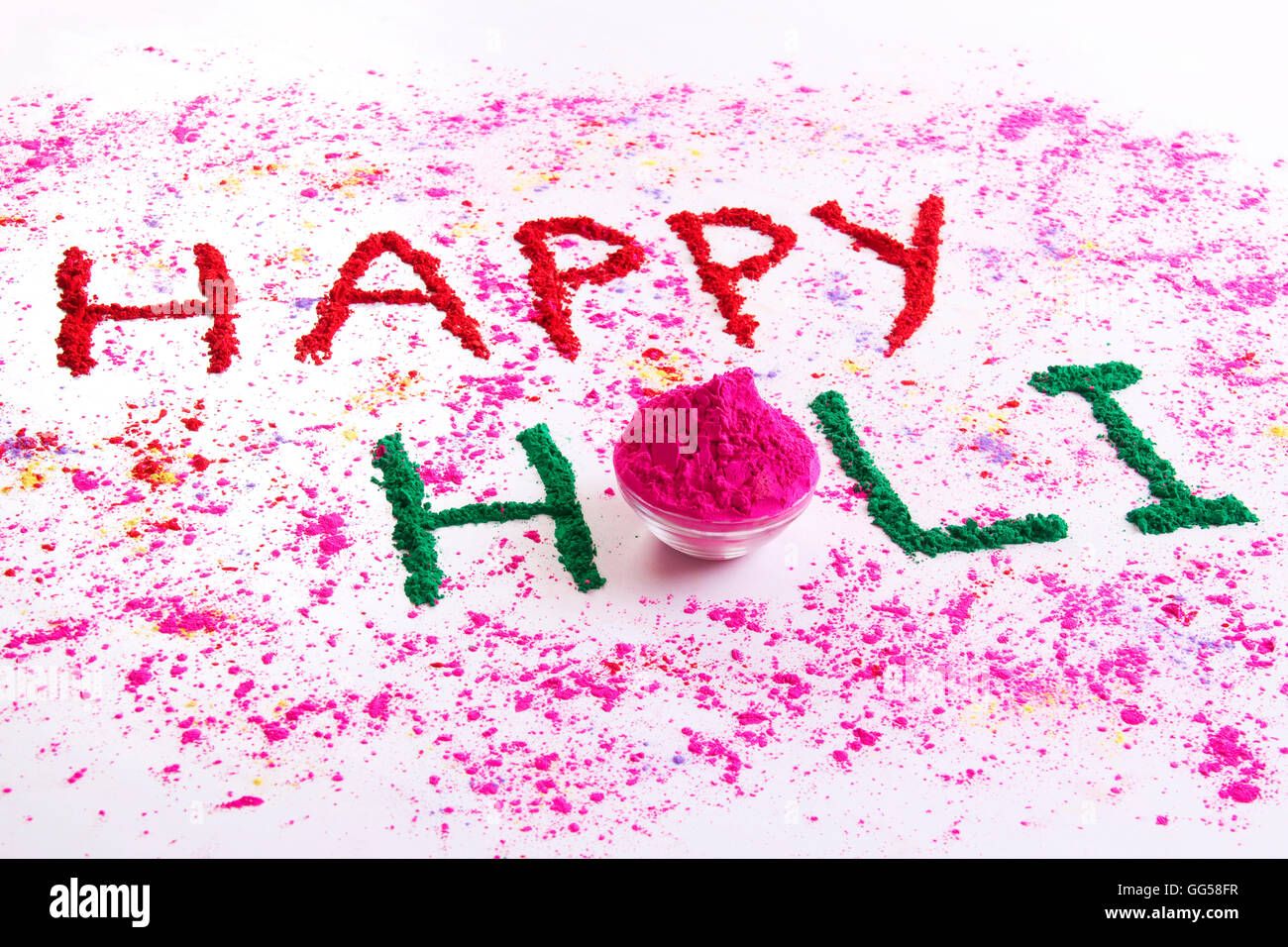 HAPPY Holi geschrieben mit gulal über weißer Hintergrund Stockfoto