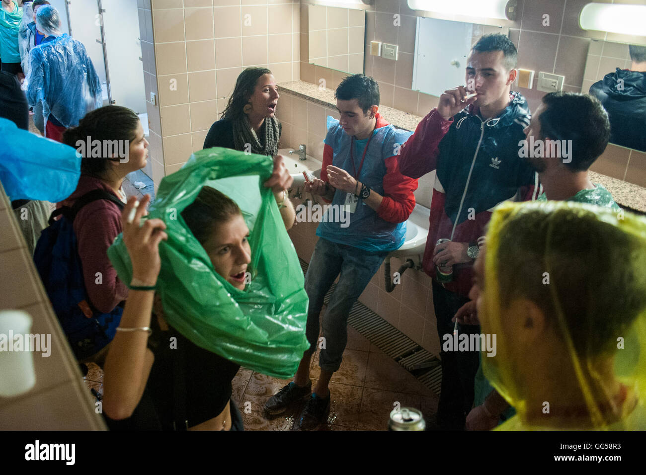 Musik-Festival. Menschen, die genießen des Musikfestivals am Meer in Croatia.Taking Schutz vor dem Regen auf der Toilette. Stockfoto