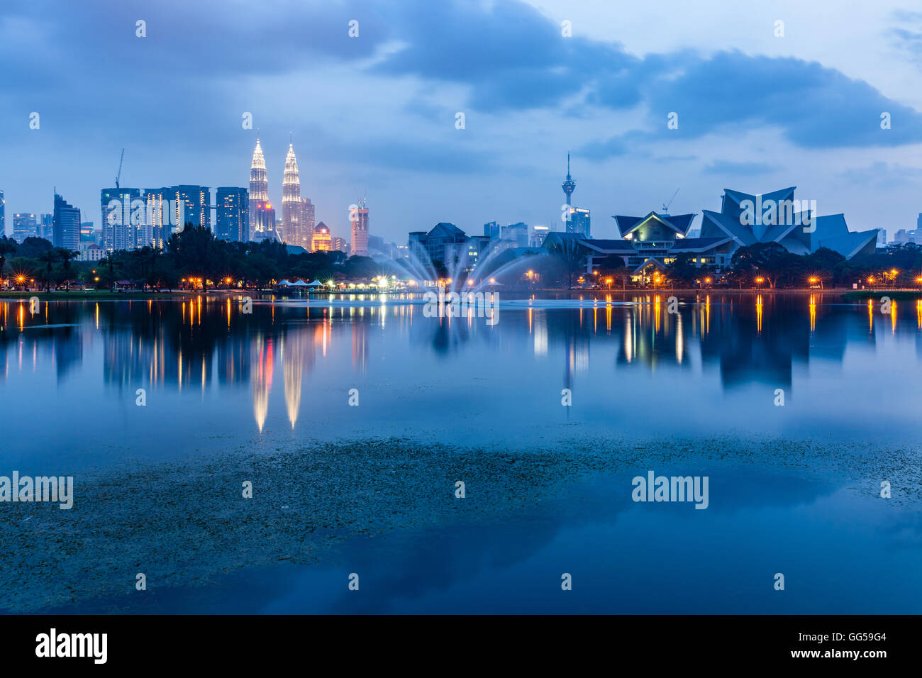Skyline von Kuala Lumpur in der Abenddämmerung aus Titiwangsa Seen, Kuala Lumpur, Malaysia Stockfoto