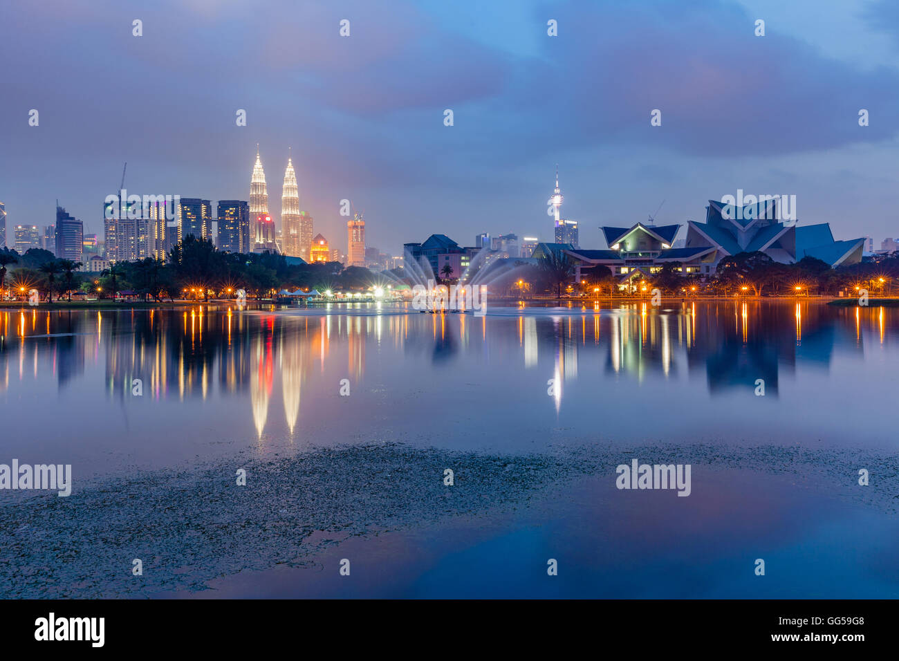 Skyline von Kuala Lumpur in der Abenddämmerung aus Titiwangsa Seen, Kuala Lumpur, Malaysia Stockfoto