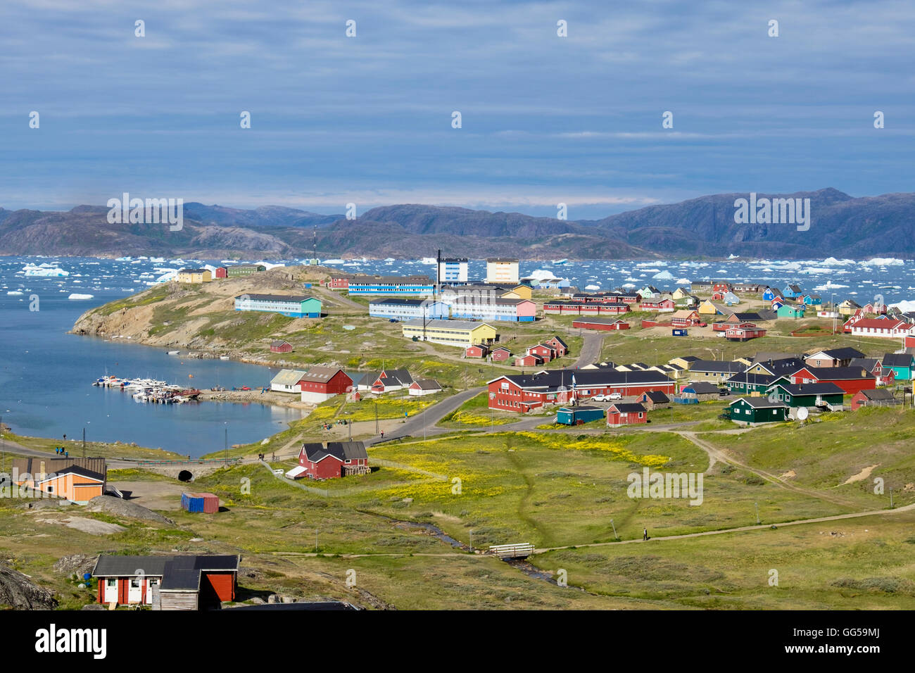 Hohe Aussicht auf die Stadt mit bunten Häusern im Sommer. Narsaq Kujalleq, Südgrönland Stockfoto