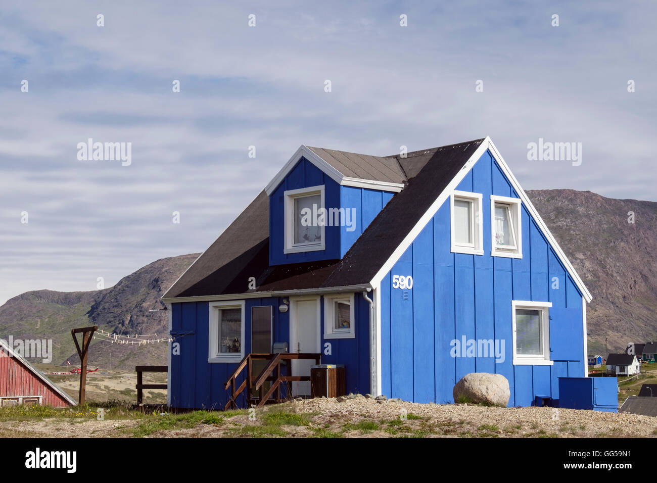 Typische traditionelle Grönland-Holzhaus gebaut aus Holz, blau lackiert. Narsaq Kujalleq, Südgrönland Stockfoto
