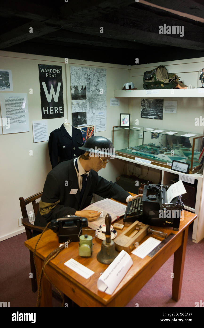 Weltkrieg ll Themenzimmer WW2 / II / 2 / W W 2 antiken Stil eingerichteten Zimmer im The Tudor House Museum. Friar Street, Worcester. UK Stockfoto