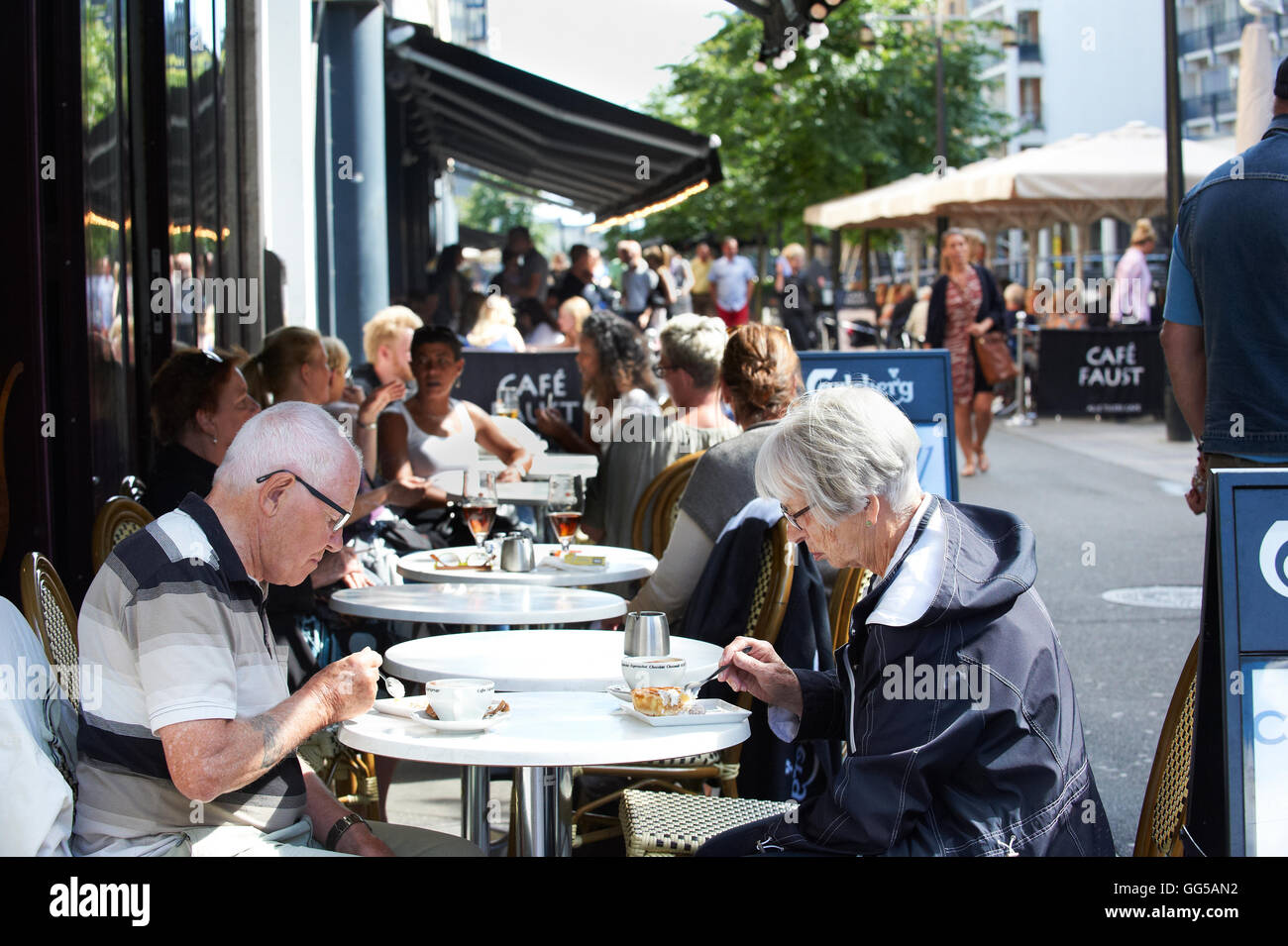 Ältere Paare mit Kaffee und Gebäck bei einem Cefe, Aarhus (Dänemark) Stockfoto
