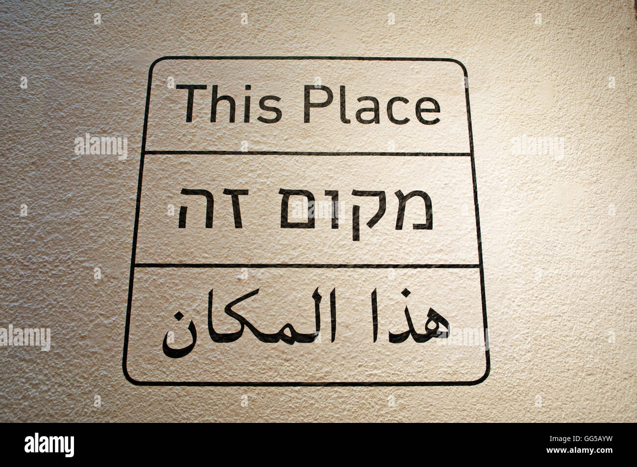 Israel, Naher Osten: die Inschrift in Deutsch, Englisch, Hebräisch und Arabisch am Eingang des Tel Aviv Museum of Art, 1932 Stockfoto