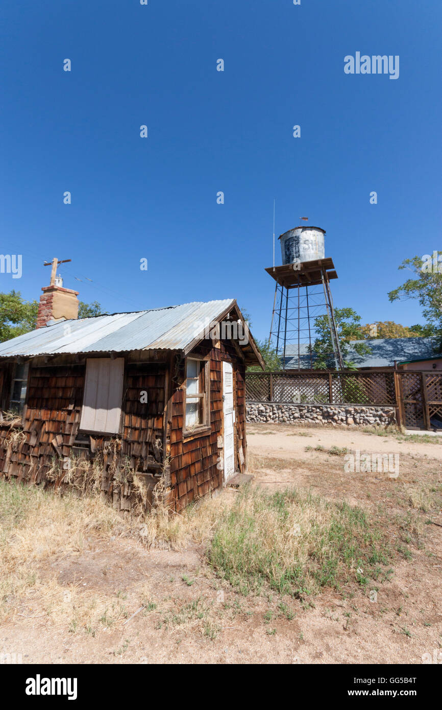 Rustikale Schindel Schuppen mit Wasserturm in Chlorid Arizona USA Stockfoto