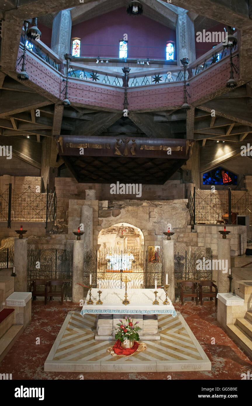 Nazareth: Die untere Ebene der Kirche der Verkündigung mit dem kleinen Altar und der Grotte, die Höhle - Haus der Jungfrau Maria Stockfoto