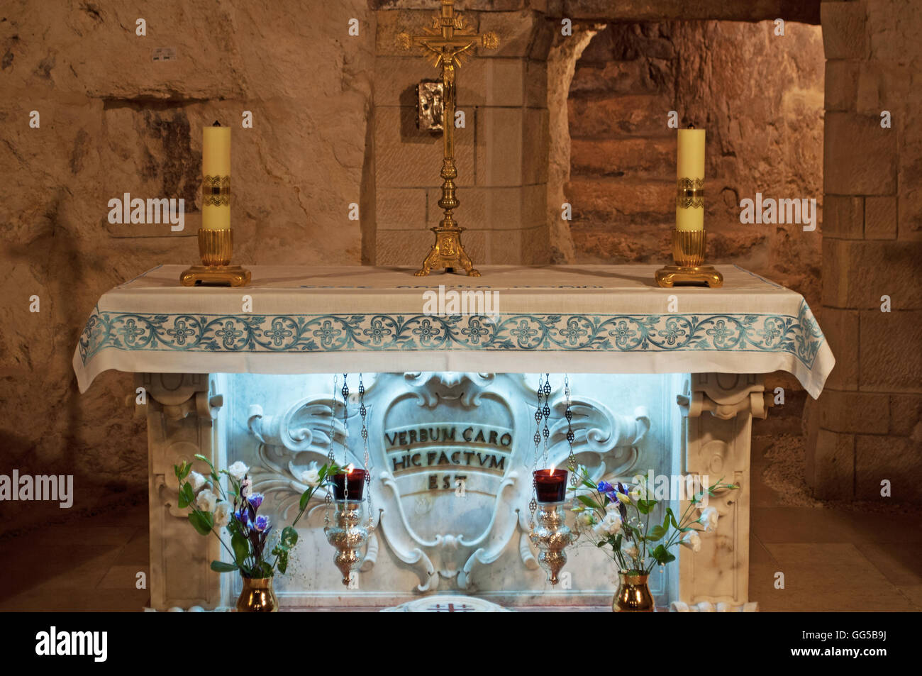 Nazareth: Die untere Ebene der Kirche der Verkündigung mit dem kleinen Altar und der Grotte, die Höhle - Haus der Jungfrau Maria Stockfoto