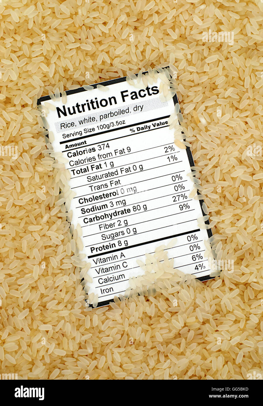 Nährwerte von trockenen weißen parboiled-Reis auf Reisgerichte Hintergrund Stockfoto