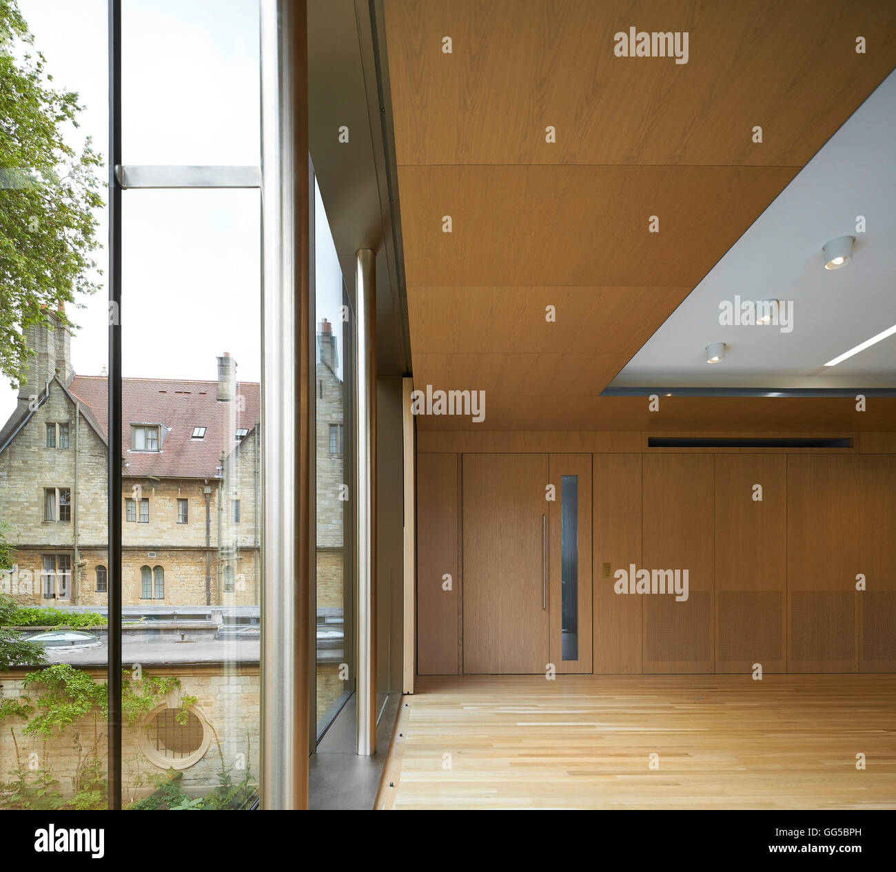 Tagungsraum mit raumhohen Fenster. Das Garten-Gebäude am Lincoln College in Oxford, Vereinigtes Königreich. Architekt: Stanton Stockfoto