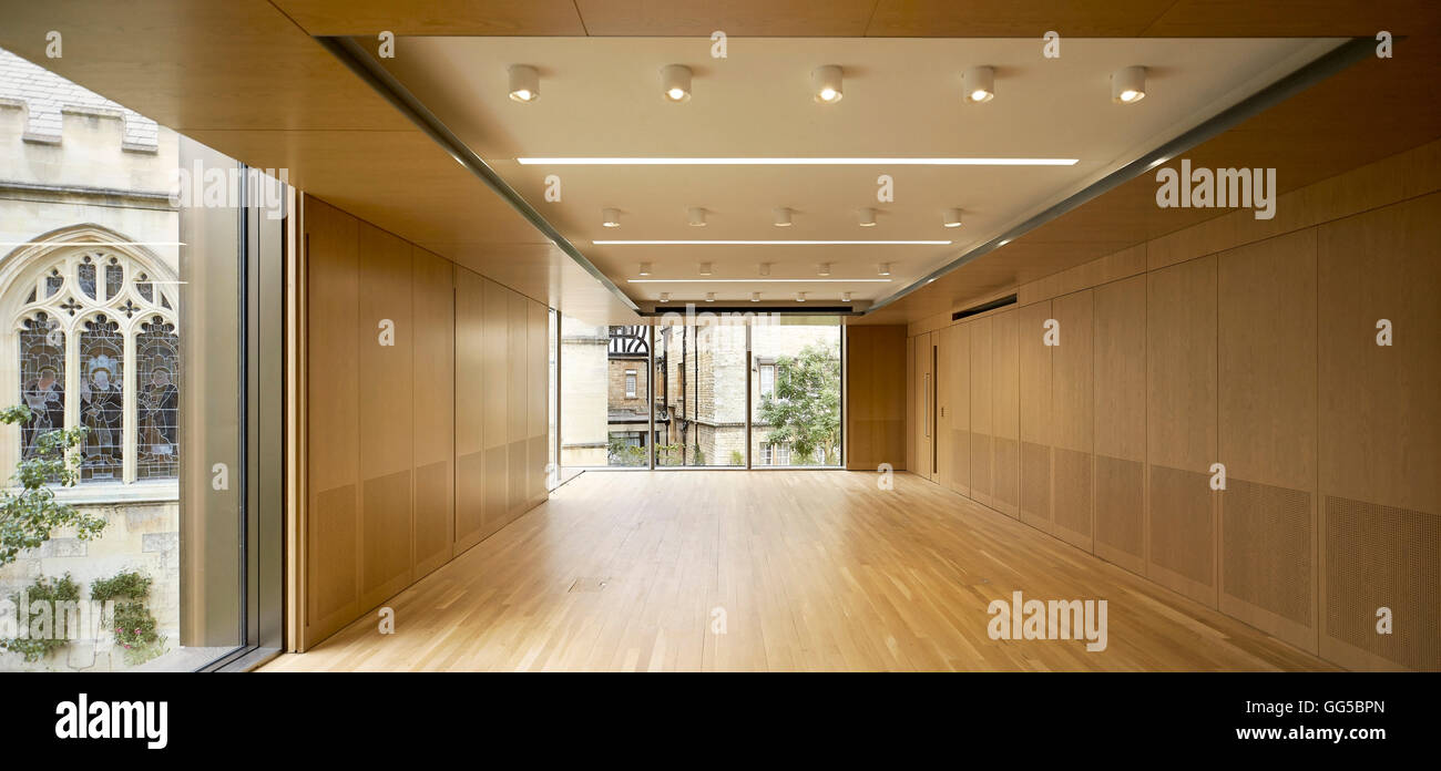 Tagungsraum mit raumhohen Fenster. Das Garten-Gebäude am Lincoln College in Oxford, Vereinigtes Königreich. Architekt: Stanton Stockfoto