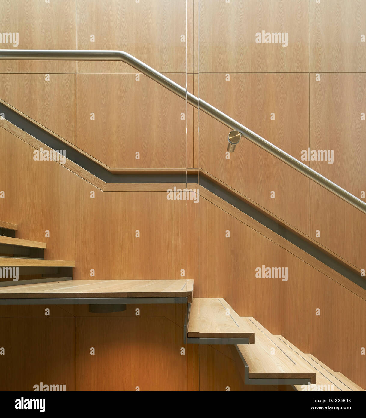 Treppe und Geländer Details. Das Garten-Gebäude am Lincoln College in Oxford, Vereinigtes Königreich. Architekt: Stanton Williams, 2015. Stockfoto