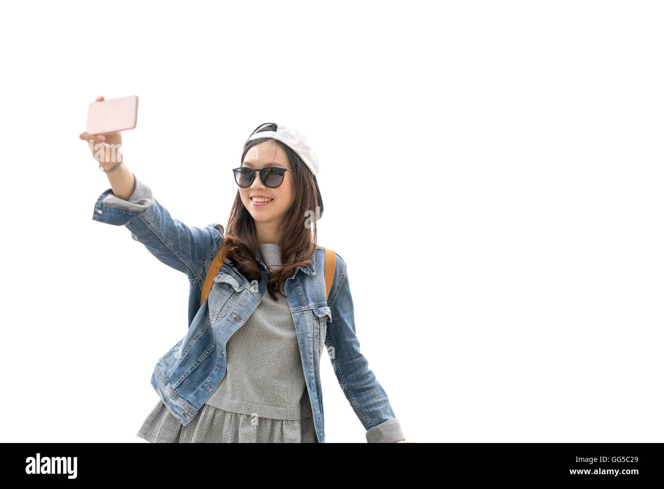Schöne asiatische Reisende Frau nehmen Selfie mit Textfreiraum, isoliert auf weißem Hintergrund, Reise-Konzept Stockfoto