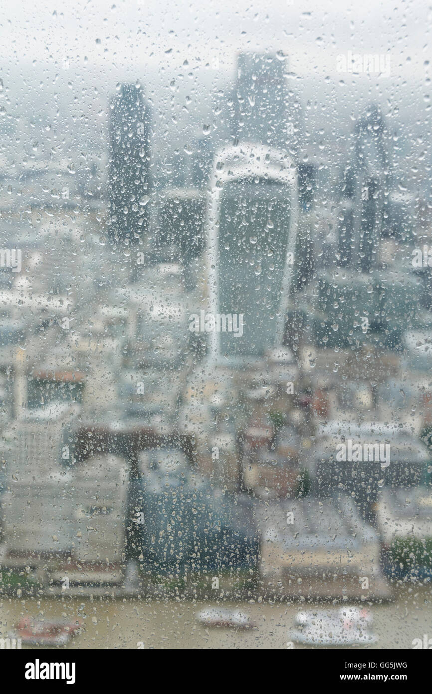 Der Wolkenkratzer Walkie Talkie an einem regnerischen, grauen Tag, aufgenommen von der Spitze des Shard, Londons höchstem Wolkenkratzer, entworfen von Renzo Piano. Stockfoto