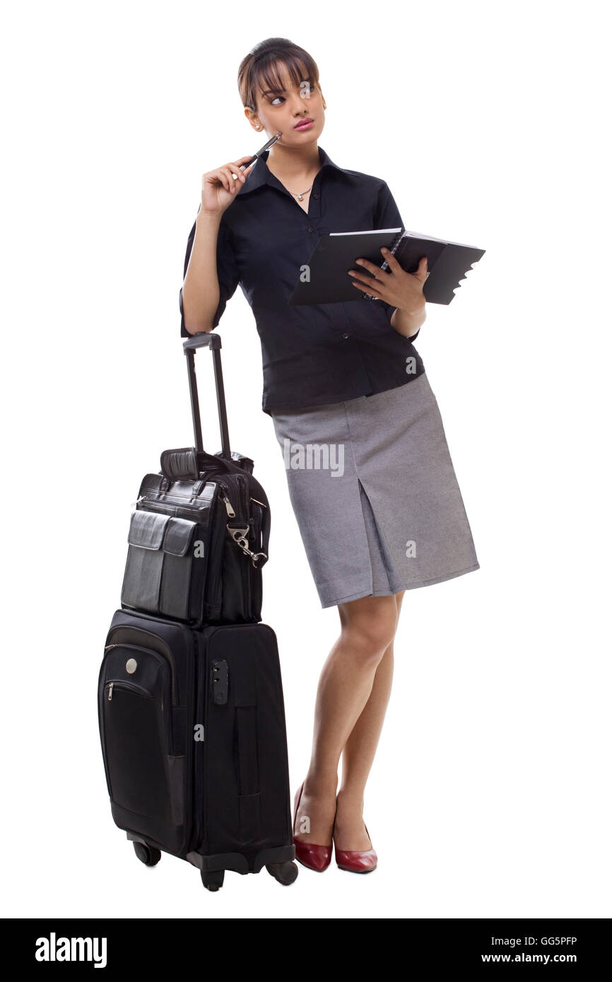 Gedanke Geschäftsfrau mit Gepäck planen Zeitplan auf weißem Hintergrund Stockfoto