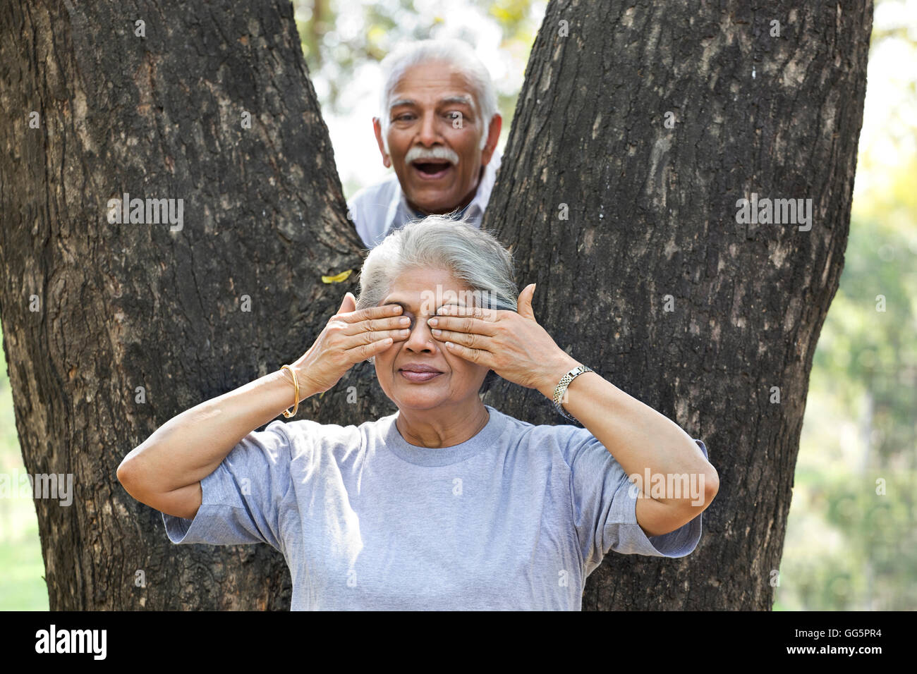 Senior reifer Mann und Frau beim Versteckspiel im park Stockfoto