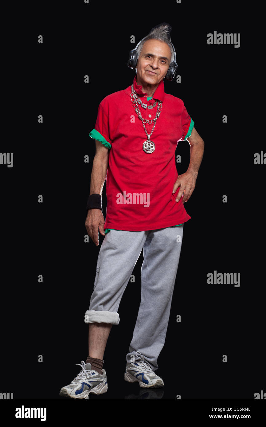 Gesamte Länge der ältere Mann mit Hand an Hüfte Stockfoto