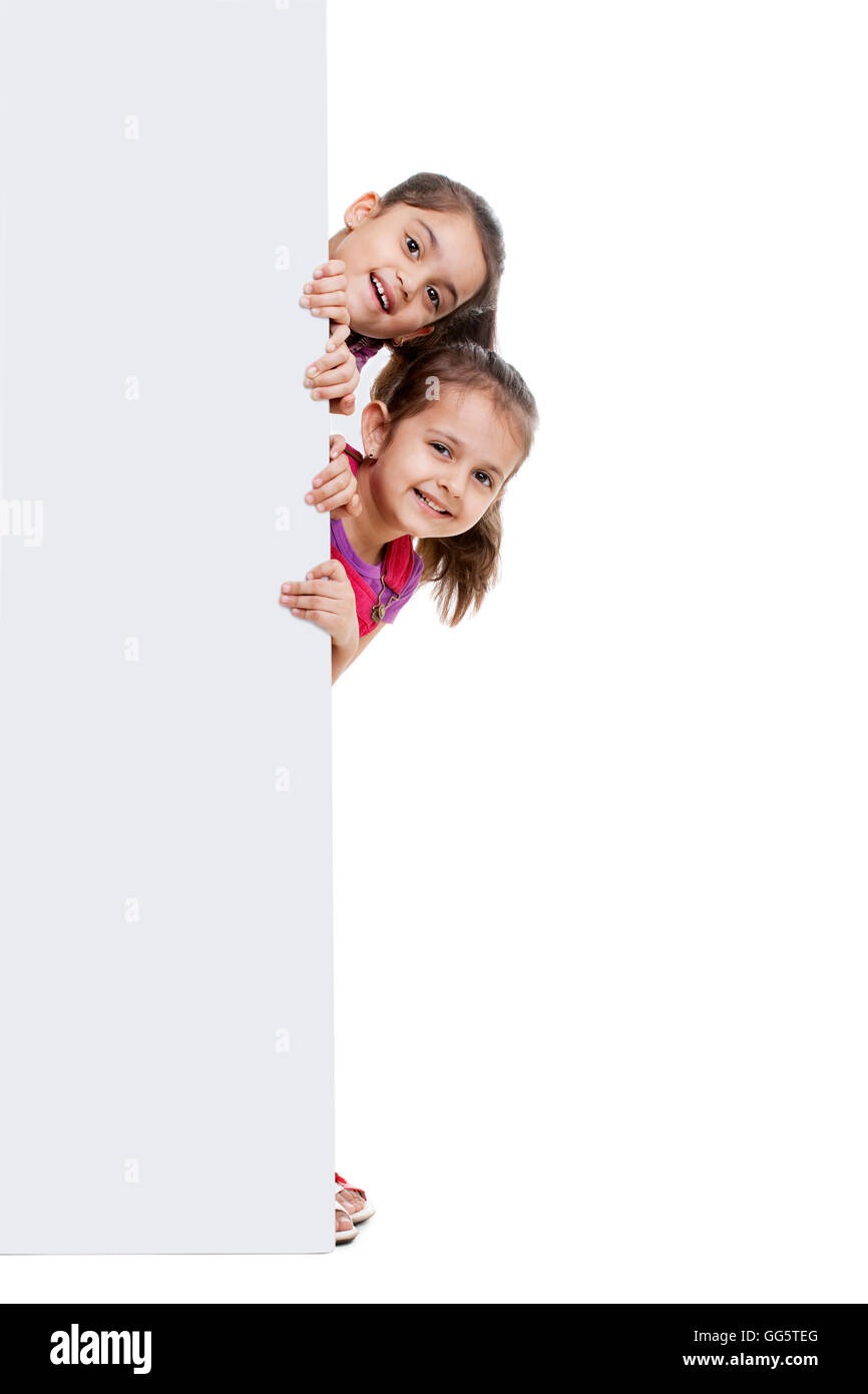 Mädchen, spähen durch leere billboard Stockfoto