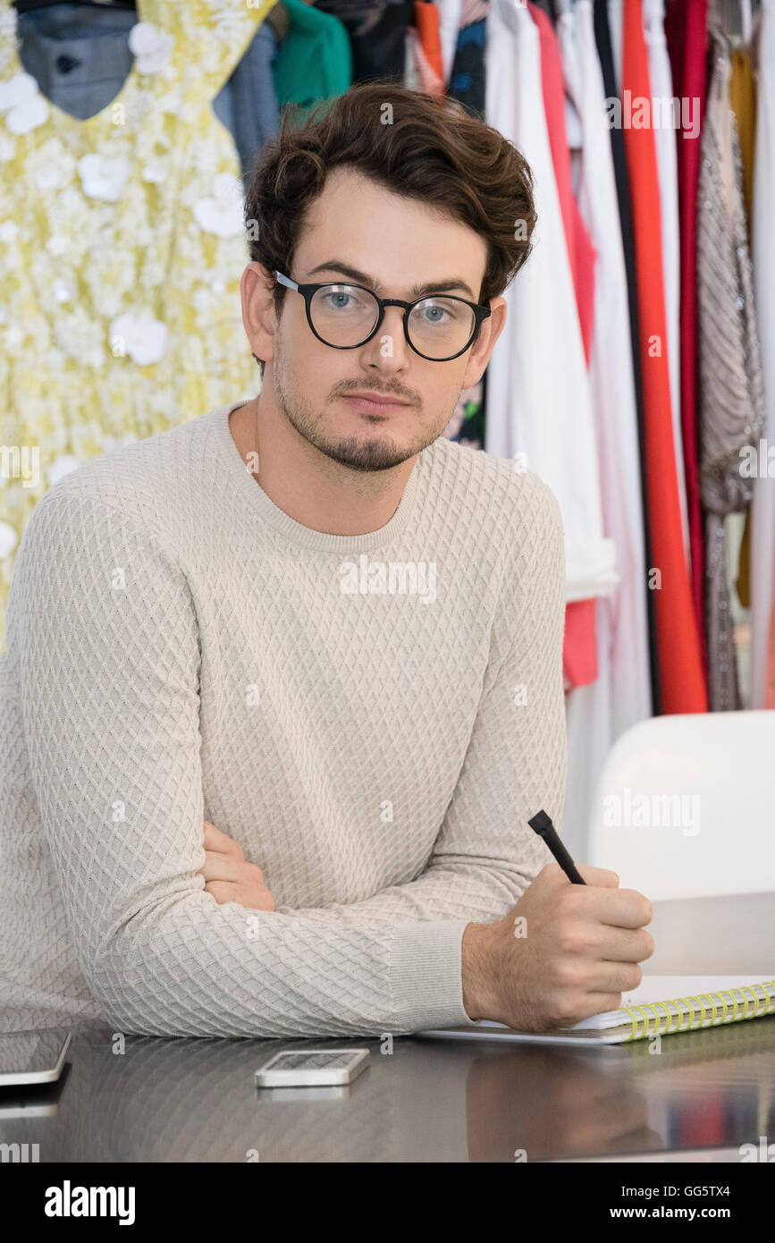 Porträt der Design professionelle Arbeit in Kleidung Design-studio Stockfoto