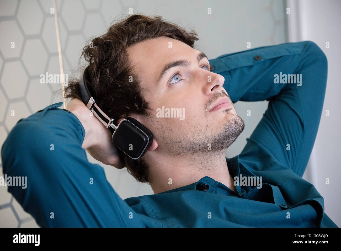 Junger Mann Musikhören mit Kopfhörer Stockfoto