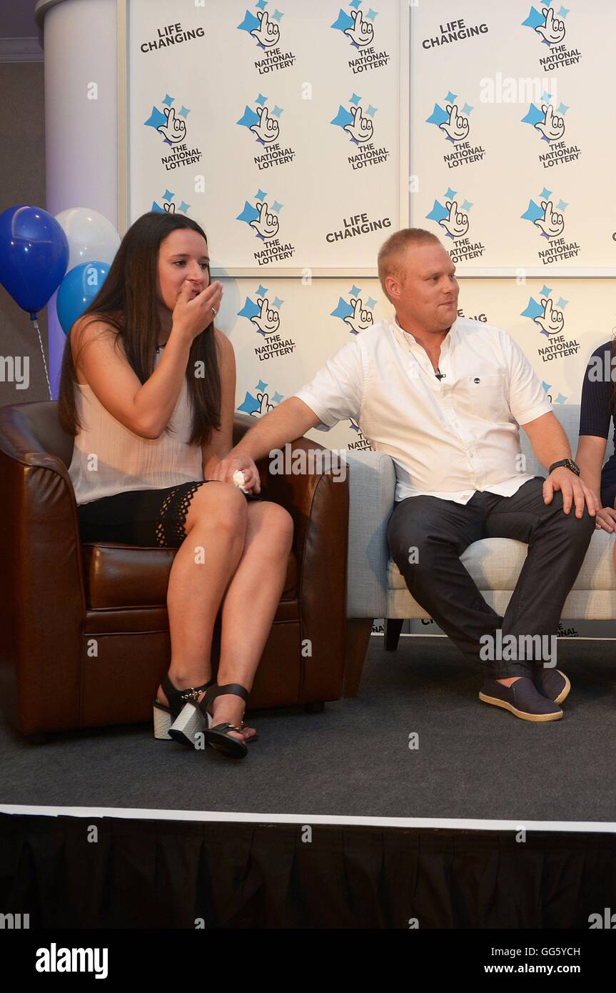 Zwei Mitglieder der Familie, die einen £61.1 Millionen EuroMillions Jackpot gewannen, feiern ihren Sieg im Celtic Manor Resort in Newport, Südost-Wales. Stockfoto